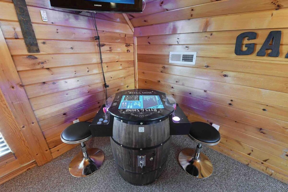 Ryes And Shine Bootlegger'S Cabin! Hot Tub* Pool* Arcade* Billiards *Ev * Pet Friendly Севьервилл Экстерьер фото