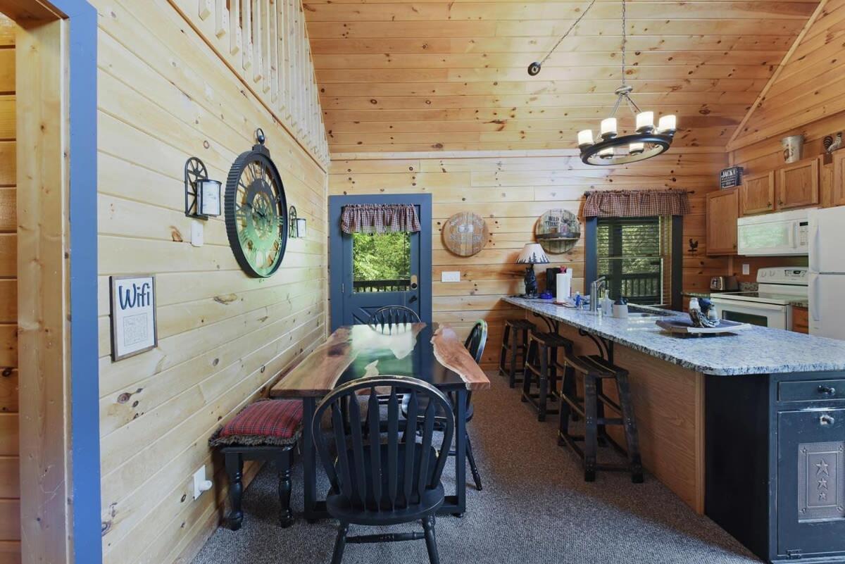 Ryes And Shine Bootlegger'S Cabin! Hot Tub* Pool* Arcade* Billiards *Ev * Pet Friendly Севьервилл Экстерьер фото